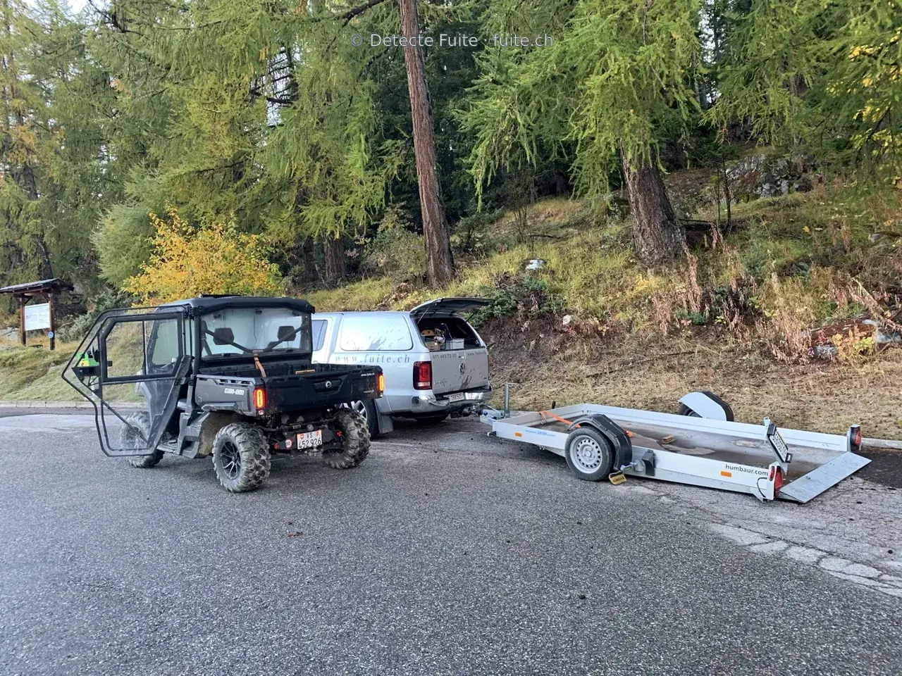 UTV, pick-up et remorque de Détecte Fuite réunis sur un accès en forêt